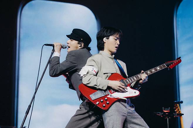 밴드 잔나비의 최정훈(왼쪽)과 김도형이 26일 서울 송파구 잠실실내체육관에서 열린 콘서트 ‘모든소년소녀들’에서 공연을 펼치고 있다. 페포니뮤직 제공