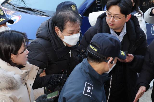 지난해 12월 구속영장 심사에 출석하고 있는 건진법사 전성배씨. 정용일 선임기자 yongil@hani.co.kr