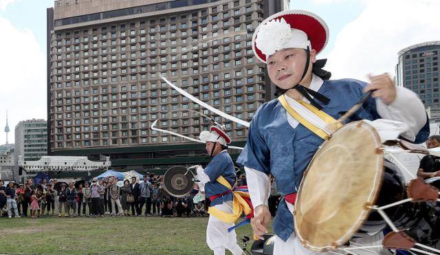 서울 중구 서울광장에서 광개토사물놀이예술단이 공연을 하고 있다. 뉴시스