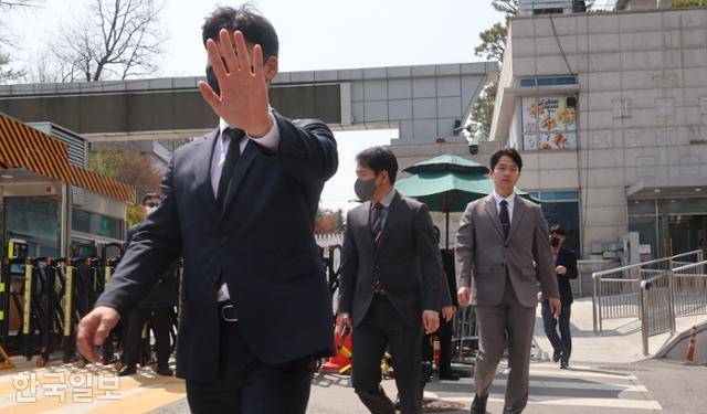 16일 경찰청 국가수사본부 특별수사단이 용산 대통령실과 공관촌에 대한 압수수색에 나선 가운데 수사관들이 대통령실을 나서고 있다. 왕태석 선임기자
