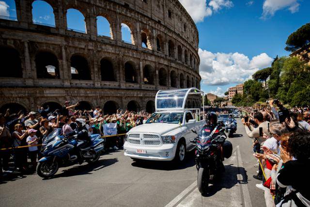 26일 이탈리아 로마 콜로세움 앞으로 프란치스코 교황의 장례 행렬이 지나는 가운데, 도로 옆으로 사람들이 도열해 교황의 마지막을 배웅하고 있다. 로마=로이터 연합뉴스