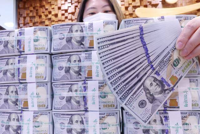 25일 서울 중구 하나은행 위변조대응센터에서 직원이 100달러 지폐를 살펴보고 있다. 뉴스1