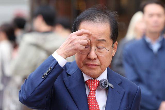 국민의힘 대권 주자인 홍준표 전 대구시장이 지난 27일 서울 마포구 홍대 레드로드에서 가진 현장 기자간담회에서 생각에 잠겨 있다. 뉴스1