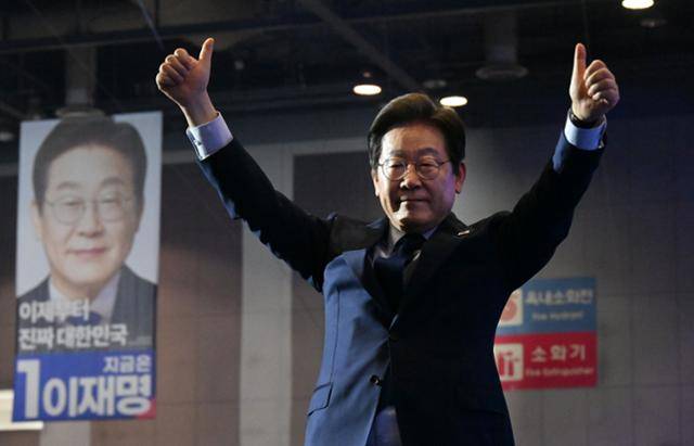 이재명 더불어민주당 대선 후보가 27일 경기 고양시 킨텍스에서 열린 수도권·강원·제주 합동연설회에서 수락 연설을 마친 뒤 지지자들을 향해 손을 들어 보이고 있다. 고영권 기자