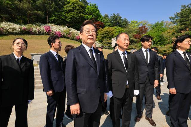 이재명 더불어민주당 대선 후보가 28일 서울 동작구 현충원 박정희 전 대통령 묘소를 참배하고 있다. 고영권 기자
