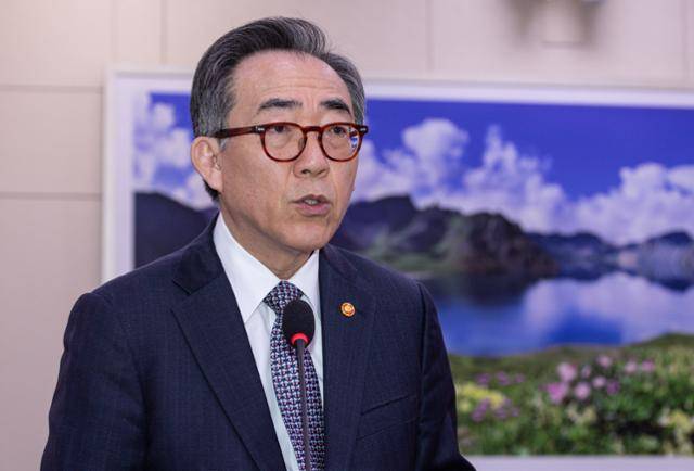 조태열 외교부 장관이 24일 서울 여의도 국회에서 열린 제424회 국회(임시회) 외교통일위원회 제2차 전체회의에서 2025년도 제1회 추가경정예산안(정부) 통과에 대한 인사말을 하고 있다. 뉴스1