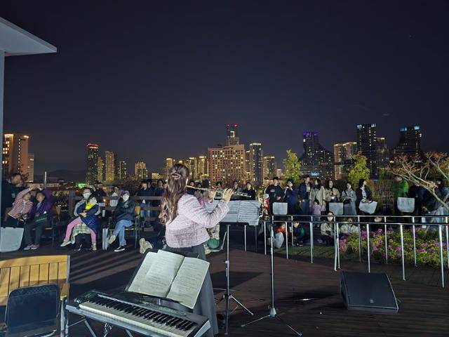 25~27일 열린 세종 밤마실 주간, 정부세종청사 옥상 정원서 열린 문화행사에서 시민들이 공연을 감상하고 있다. 이 옥상정원은 세계에서 가장 긴 옥상 정원 기록을 갖고 있다. 세종시 제공