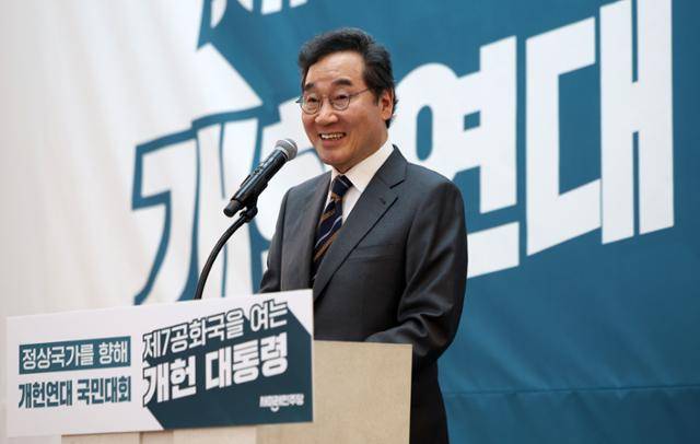 이낙연 새미래민주당 상임고문이 17일 서울 용산구 전쟁기념관 피스앤파크컨벤션에서 열린 '정상국가를 향해' 개헌연대 국민대회에서 시국강연을 하고 있다. 뉴시스