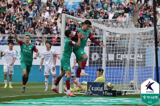 주민규가 강원전 득점 후 해리 케인 세리머니를 하고 있다. 사진=프로축구연맹