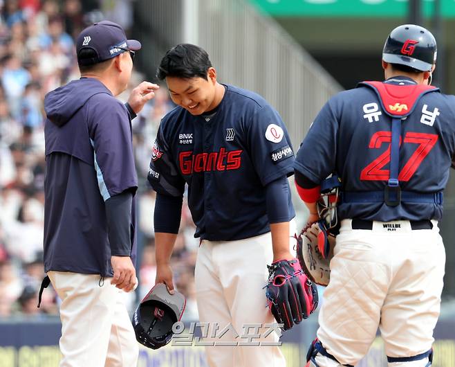 2025 KB0리그 프로야구 두산베어스와 롯데자이언츠의 경기가 27일 오후 서울 잠실야구장에서 열렸다. 4회말 1사 1,2루 선발 박진이 강판되고 있다. 잠실=김민규 기자 mgkim1@edaily.co.kr /2025.04.27/