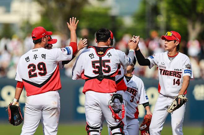27일 광주 LG전을 승리한 KIA 선수단이 하이파이브를 하고 있다. KIA 제공