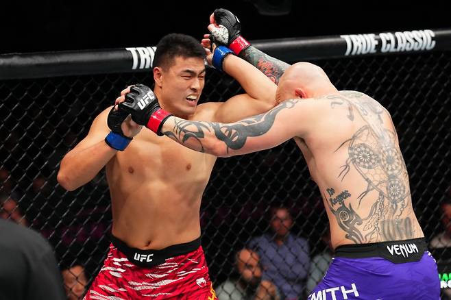 장밍양(왼쪽)이 앤서니 스미스를 공격하고 있다. 사진=UFC