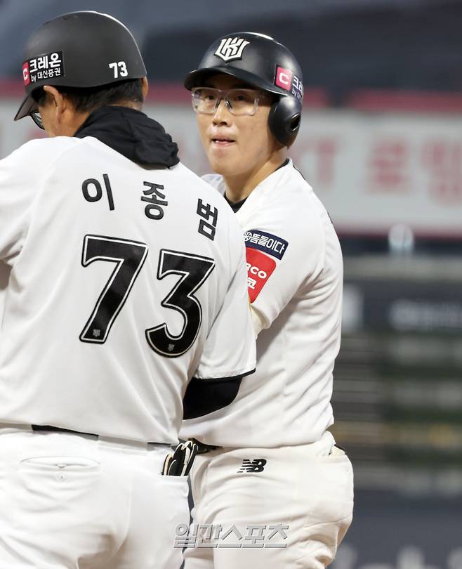 22일 오후 수원 KT위즈파크에서 열린 2025 프로야구 SSG 와 KT 경기. KT 허경민이 1회 선취타점 적시타를 날린뒤 기뻐하고 있다. 수원=정시종 기자 capa@edaily.co.kr /2025.04.22.