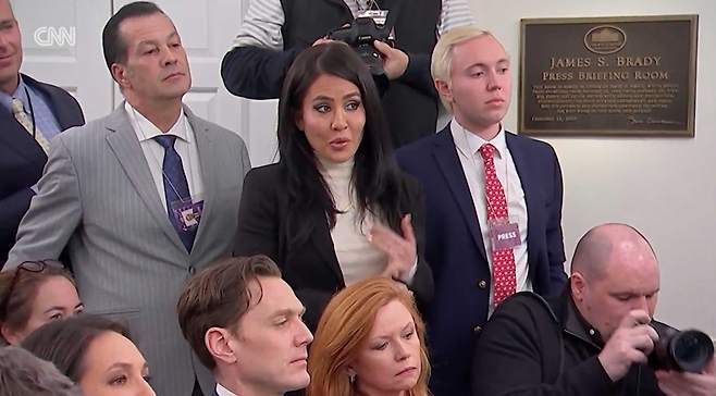 새로 생긴 자리에 모인 MAGA기자들, 가운데서 질문하는 LindellTV 기자