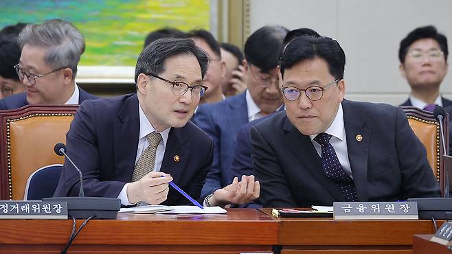 대화 나누는 공정거래위원장-금융위원장