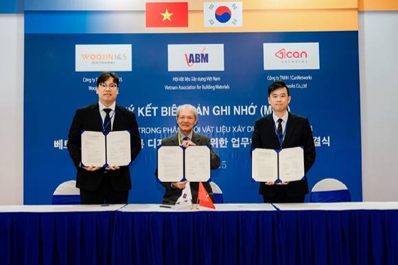 홍경모(왼쪽) ㈜우진아이엔에스 대표이사와 베트남건설자재협회(VABM)가 '건설자재 유통 디지털 전환을 위한 업무협약(MOA)'을 체결하고 기념촬영을 하고 있다. [사진=우진아이엔에스]