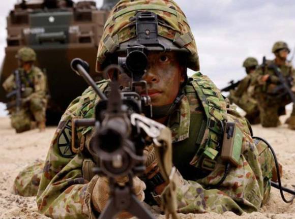 지난 2023년 11월 일본 남서부 도쿠노시마섬에서 열린 05JX 훈련에서 일본 육상자위대 수륙기동여단 소속 대원들이 상륙 중이다. [사진=로이터/연합뉴스]