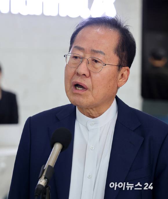 25일 오후 종로 동아미디어센터 1층 로비에서 국민의힘 대선 2차 경선 진출자인 홍준표 후보가 사전 인터뷰를 하고 있다. [사진=국회사진취재단]