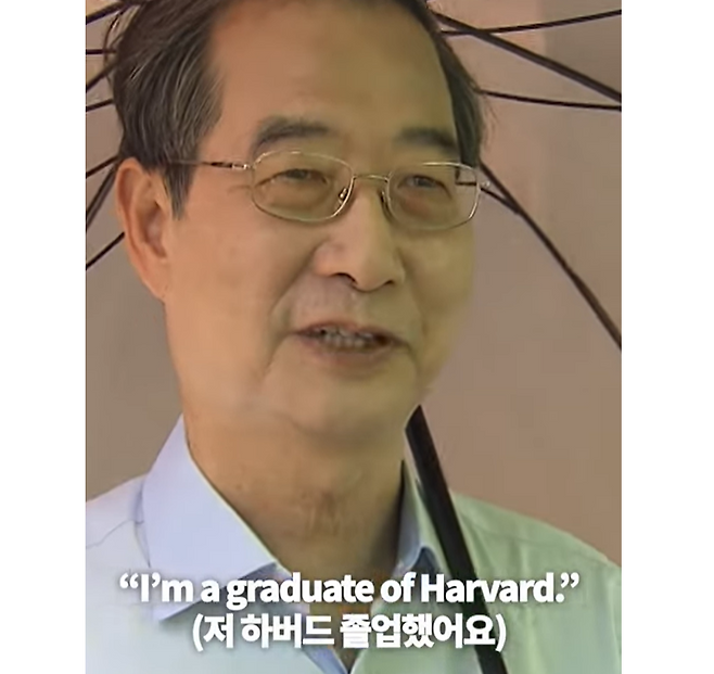 지난 2023년 8월 세계 스카우트 잼버리 야영장을 찾은 한덕수 총리가 스카우트 대원들에게 본인 모교에 대해 얘기하는 모습. (채널A 유튜브 갈무리)