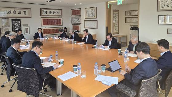 앞줄 왼쪽부터 시계방향으로 전봉근 국립외교원 명예교수, 고유환 동국대 명예교수, 홍현익 전 국립외교원장, 박영호 전 강원대 교수, 권만학 경희대 명예교수, 윤영관 전 외교부 장관, 박명림 연세대 교수, 박문수 미래와가치 회장, 홍석현 이사장, 이하경 중앙일보 대기자, 이희옥 성균관대 교수, 박인휘 이화여대 교수, 황지환 서울시립대 교수. 김현동 기자