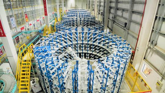 징둥닷컴의 중국 장쑤성 쿤산 지능형물류센터에서 로봇팔이 배송 물품을 분류하고 있다. 사진 징둥닷컴