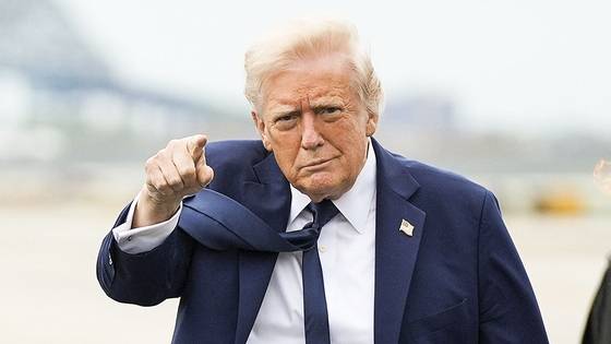 도널드 트럼프 미국 대통령이 26일(현지시간) 바티칸에서 열린 프란치스코 교황 장례식을 마치고 뉴저지주 뉴왁 국제공항에 도착해 취재진을 향해 제스처를 취하고 있다. AP=연합뉴스