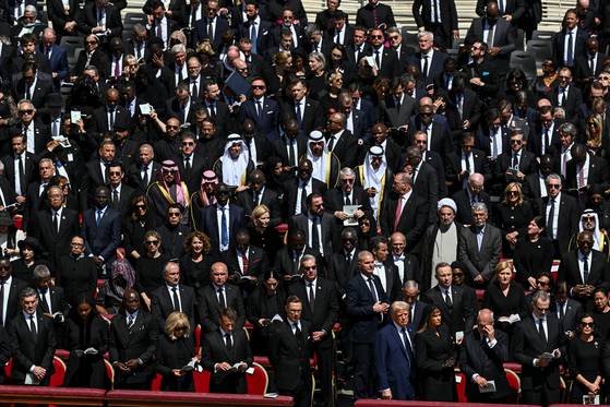 (맨 앞줄)도널드 트럼프 미국 대통령과 그의 부인 멜라니아 여사, 에마뉘엘 마크롱 프랑스 대통령과 그의 부인 브리지트 마크롱 여사, 펠리페 스페인 국왕과 레티시아 왕비, 안제이 두다 폴란드 대통령, 알렉산더 스텁 핀란드 대통령이 26일(현지시간) 바티칸 성 베드로 광장에서 열린 프란치스코 교황의 장례 미사에 참석했다. 로이터=연합뉴스