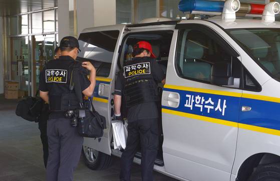 28일 충북 청주의 한 고등학교에서 재학생 A군이 교사와 교직원 등을 상대로 흉기를 휘둘러 6명이 중경상을 입는 등 흉기 난동 사건이 발생, 경찰과 국과수 요원들이 학교에 출동해 있다. 김성태 객원기자