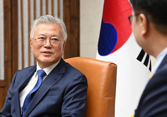 '4·27 판문점 선언 7주년 기념식' 참석차 국회를 방문한 문재인 전 대통령이 25일 오후 서울 여의도 국회에서 우원식 국회의장과 대화하고 있다. 임현동 기자