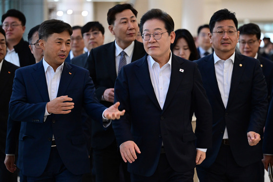 이재명 더불어민주당 제21대 대통령 선거 후보와 곽노정 SK하이닉스 대표이사 사장이 28일 오후 경기도 이천시 SK하이닉스 이천캠퍼스에서 열린 'K-반도체' AI메모리반도체 기업 간담회에 참석하고 있다. 뉴시스