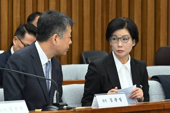 김광일 홈플러스 대표이사 겸 MBK 부회장과 조주연 홈플러스 사장이 18일 국회에서 열린 정무위원회 홈플러스 기업회생절차에 대한 현안 질의에 참석해 대화하고 있다. 임현동 기자