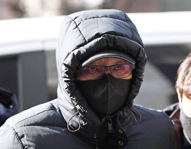 ▲ 2018년 지방선거 당시 공천을 받게 해주겠다며 거액을 수수한 혐의를 받는 무속인 ‘건진법사’ 전성배씨가 지난 1월 9일 오후 서울 양천구 서울남부지방법원에서 열린 구속 전 피의자 심문(영장실질심사)에 출석하고 있다. 연합뉴스