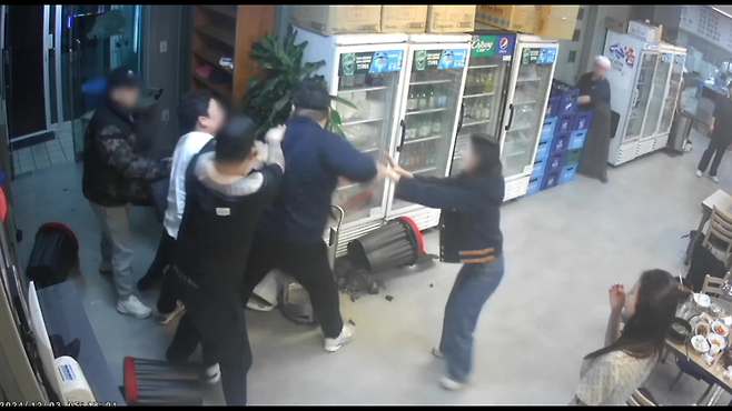 지난해 12월 인천 연수구의 한 식당에서 간석식구파 행동대원급 조직원과 부평식구파 간부급 조직원 5명이 패싸움하는 모습. 간석식구파 조직원 1명은 지난 1월 구속 기소됐고, 나머지 4명은 지난 22일 불구속 기소됐습니다.