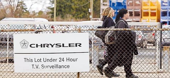 < 퇴근 중인 크라이슬러 직원들 > 지난 3일 미국 미시간주 크라이슬러 공장에서 퇴근 중인 직원들. 작년 11월 대선 때 도널드 트럼프 대통령은 이곳에서﻿ 압승했다.   로이터연합뉴스