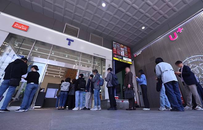 가입자 유심(USIM) 정보를 탈취당한 SK텔레콤이 유심 무료교체 서비스를 시작한 28일 서울 시내 한 SKT 대리점에서 시민들이 유심 교체를 위해 줄을 서 차례를 기다리고 있다. /사진=연합뉴스