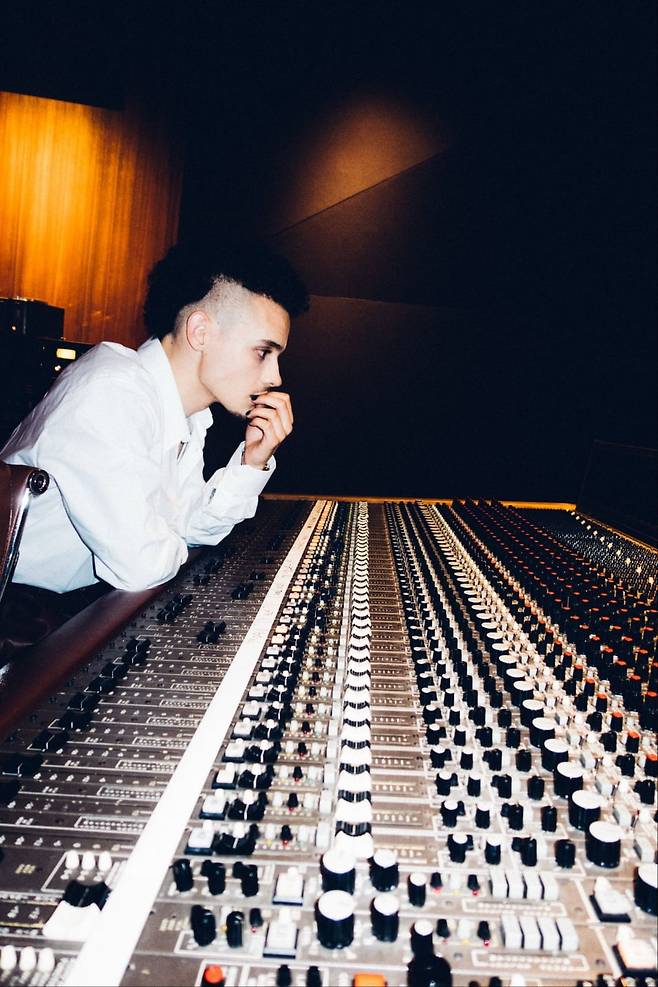 프랑스 싱어송라이터 겸 작곡가 로빈 페레