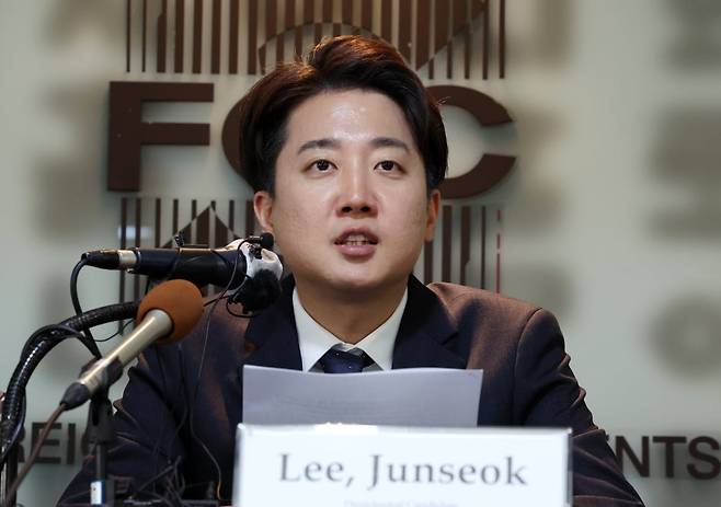 이준석 개혁신당 대선후보가 28일 서울 중구 프레스센터 내 서울외신기자클럽에서 열린 간담회에서 자신의 정책 방향에 관해 설명하고 있다. / 사진=뉴스1