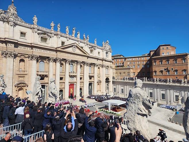 프란치스코 교황의 장례 미사가 열리고 있는 바티칸 성 베드로 광장. 연합뉴스