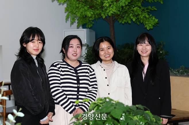 12.3 비상계엄 이후 광장을 지키고 만들고 기록했던 엄지효, 신지현, 최윤주, 이지윤(왼쪽부터)씨가 20일 경향신문과 인터뷰에 앞서 자세를 취하고 있다. 정지윤 선임기자