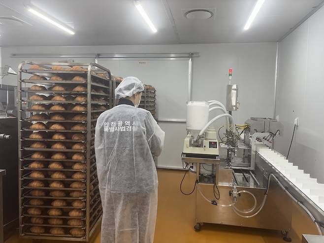 인천시 특별사법경찰이 빵 제조공장을 점검하고 있다. 인천시 제공