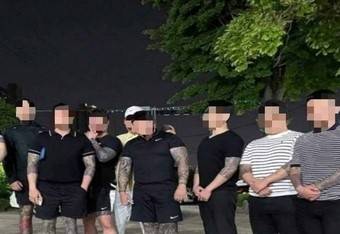 인천지역 조직폭력배들이 조직원 출소식에서 단체 사진을 찍고 있다. 인천지검 제공