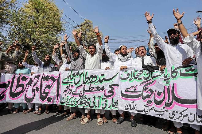 파키스탄 마르카지 무슬림 연맹(PMML) 당 활동가들이 지난 25일(현지시간) 중부도시 물탄에서 반인도 시위를 벌이고 있다. AFP연합뉴스