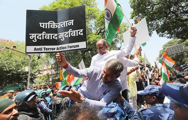 인도 ‘반테러 행동 포럼’ 회원들이 지난 24일(현지시간) 뉴델리의 파키스탄 고등판무관 사무소 근처에서 반파키스탄 시위를 벌이고 있다. EPA연합뉴스