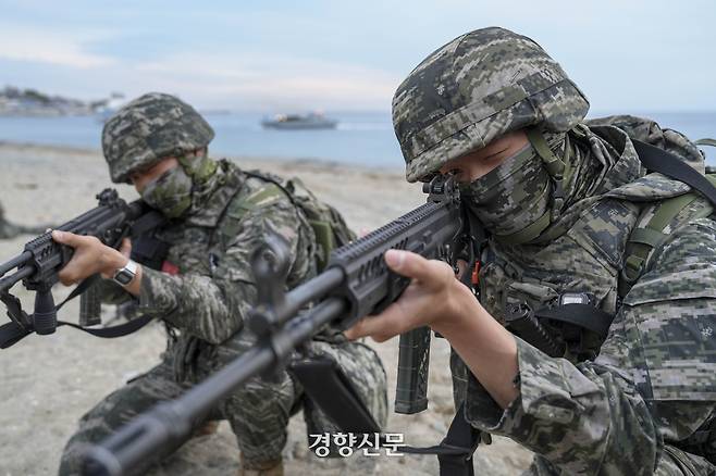 28일 포항 독석리 해안에서 진행된 해군·해병대 합동상륙훈련에서 상륙군이 하차전투를 하고 있다. 해군·해병대 제공