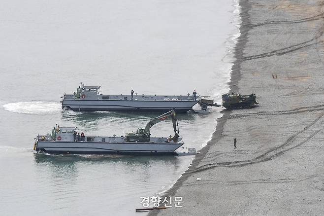 28일 포항 독석리 해안에서 진행된 해군·해병대 합동상륙훈련에서 상륙정(LCM)이 해안에 상륙하고 있다. 해군·해병대 제공