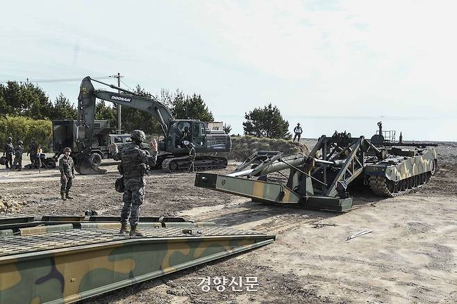 28일 포항 독석리 해안에서 진행된 해군·해병대 합동상륙훈련에서 교량전차가 해안으로 상륙했다. 해군·해병대 제공