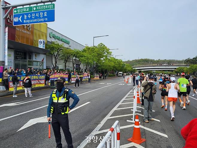 마포농수산물시장 상인회가 27일 서울 마포구 마포농수산물시장 정문 앞에서 집회를 열고 마라톤으로 인한 도로 통제에 항의하고 있다. 김태욱 기자