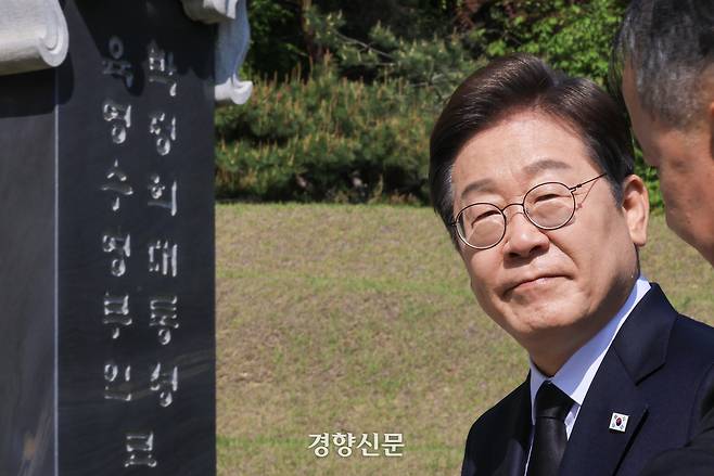 이재명 더불어민주당 대선 후보가 28일 서울 동작구 현충원에서 박정희 전 대통령 묘소를 참배하고 있다. 이준헌 기자