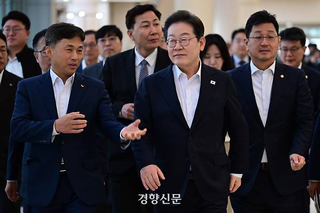 이재명 더불어민주당 대선 후보와 곽노정 SK하이닉스 대표이사 사장(왼쪽)이 28일 오후 경기도 이천시 SK하이닉스 이천캠퍼스에서 열리는 ‘K-반도체’ AI메모리반도체 기업 간담회에 앞서 만나 대화하고 있다. 국회사진기자단