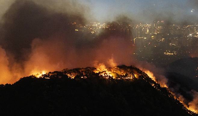 28일 밤 대구 북구 함지산에서 발생한 산불이 계속 타오르고 있다. 연합뉴스